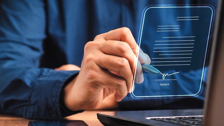 Profesional utilizando una interfaz digital para analizar datos logísticos